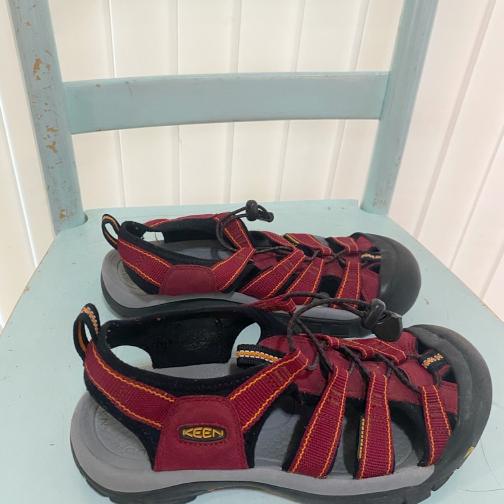 Keen Size 8 Women’s Red Outdoor Sandals - Picture 3 of 8